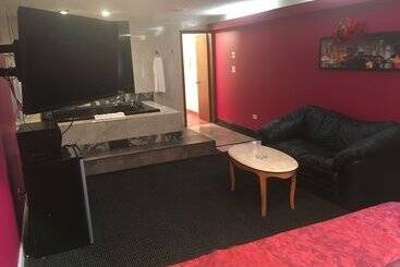 مُتل Midway Inn & Suites