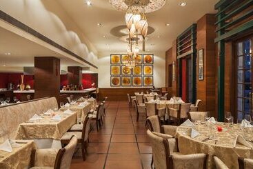 هتل Dlf Club 5
