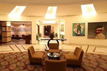 هتل Dlf Club 5