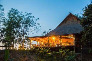 هتل Mr Charles River View Lodge