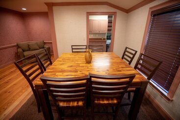 Howard's Creek Inn