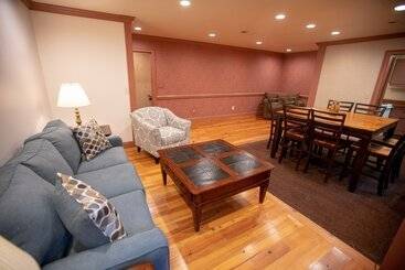 Howard's Creek Inn