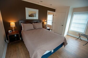 Howard's Creek Inn