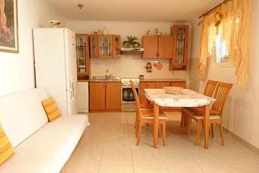 پانسیون Guest House Mara