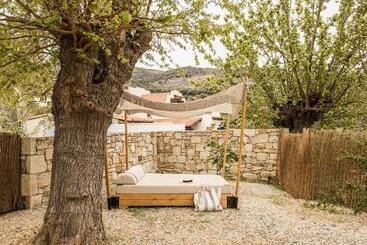 هتل Monastery Estate Retreat