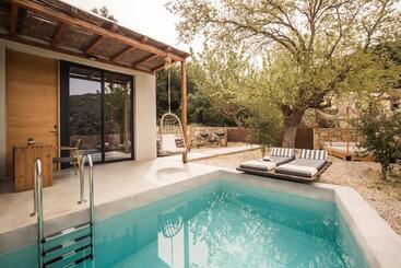 هتل Monastery Estate Retreat