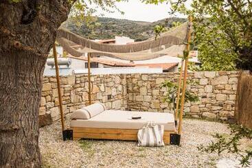 هتل Monastery Estate Retreat