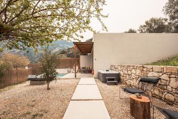 هتل Monastery Estate Retreat