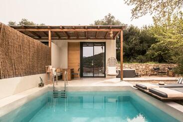 هتل Monastery Estate Retreat