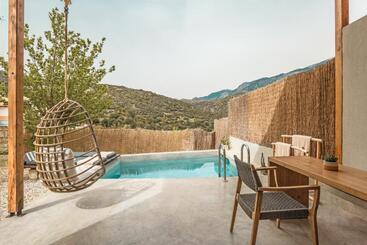 هتل Monastery Estate Retreat