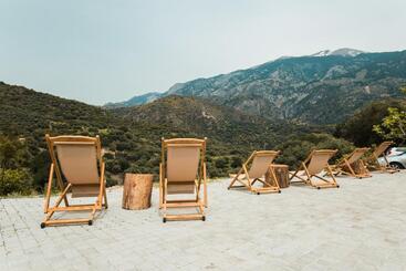 هتل Monastery Estate Retreat