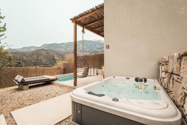 هتل Monastery Estate Retreat