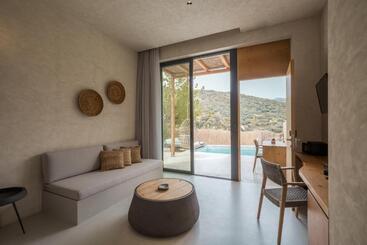 هتل Monastery Estate Retreat