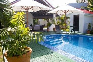 پانسیون Villa Caballero Luxury Chalets
