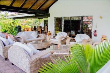 پانسیون Villa Caballero Luxury Chalets