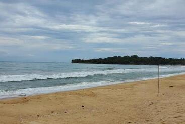 هتل Surf And Stay Arugam Bay