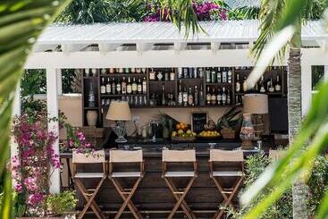 هتل Eleven Bahama House