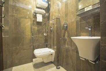 هتل Silver Crescent By Oyo Rooms