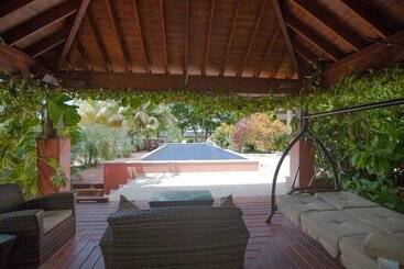 پانسیون Springwater Resorts