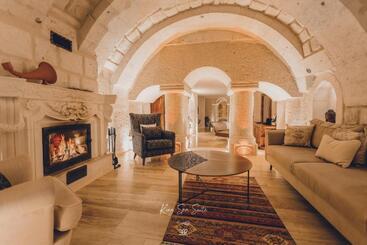 هتل Nino Cave Suites