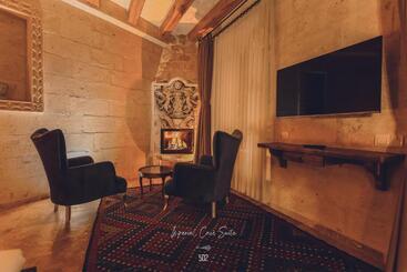 هتل Nino Cave Suites