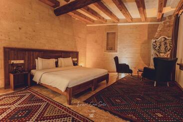 هتل Nino Cave Suites