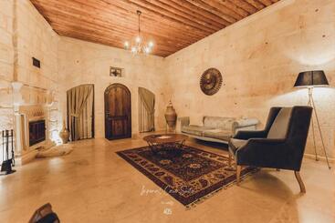 هتل Nino Cave Suites