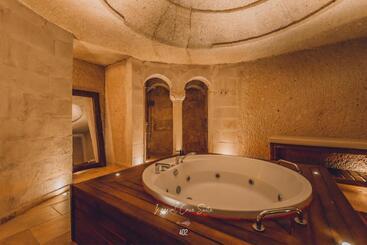 هتل Nino Cave Suites