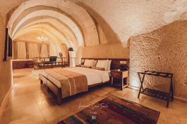 هتل Nino Cave Suites