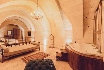 هتل Nino Cave Suites