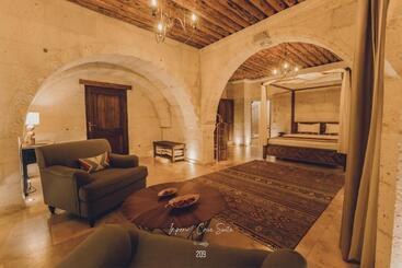 هتل Nino Cave Suites