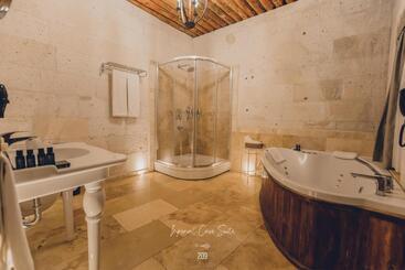 هتل Nino Cave Suites