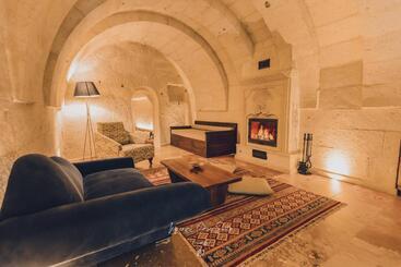 هتل Nino Cave Suites
