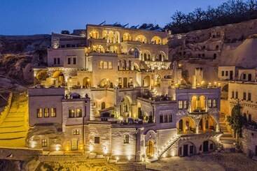 هتل Nino Cave Suites