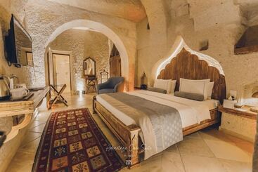 هتل Nino Cave Suites