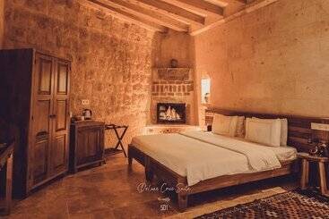 هتل Nino Cave Suites