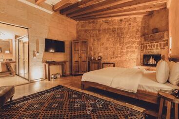 هتل Nino Cave Suites