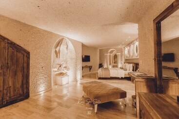 هتل Nino Cave Suites
