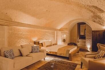 هتل Nino Cave Suites