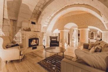 هتل Nino Cave Suites