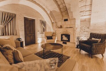 هتل Nino Cave Suites