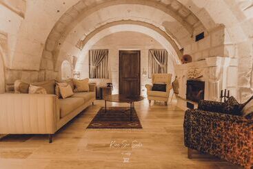 هتل Nino Cave Suites