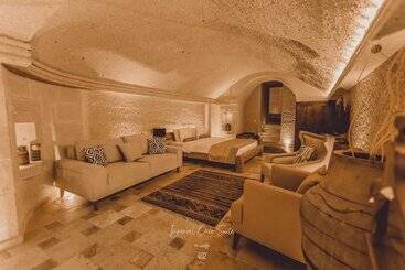 هتل Nino Cave Suites