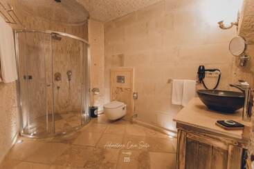 هتل Nino Cave Suites
