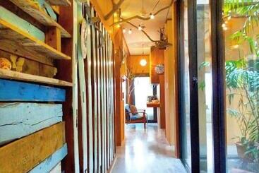 پانسیون Guest House Holoholo Ishigakijima