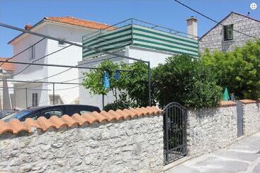 Apartments Adel   70 M From Beach