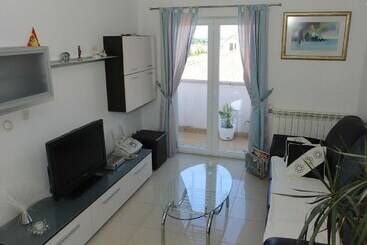 Apartments Adel   70 M From Beach