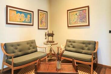 تختخواب و صبحانه Diatas By Art Cafe Bumbu Bali