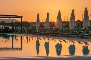 Acroter Hotel & Spa