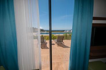 Acroter Hotel & Spa
